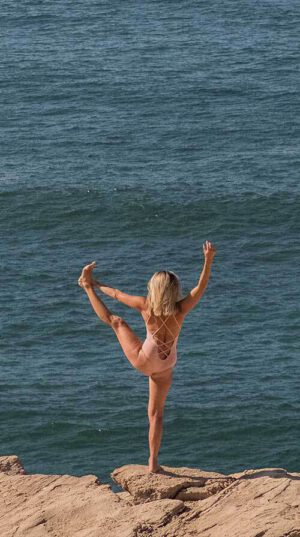 Annick Cuvelier Yoganicmoves Summer Bloom Fest rechtopstaand