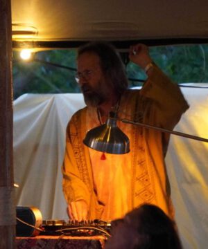 DJ Purusha Ecstatic Dance Summer Bloom Fest Spreker 2023 rechtopstaand