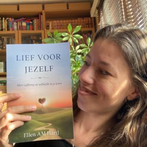 Ellen Hartl foto met boek