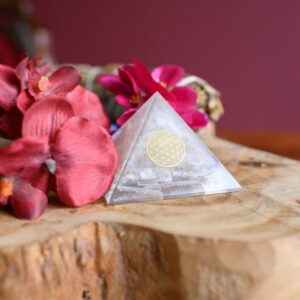 Geschenken met een extra betekenis edelstenen Orgoniet Piramide Seleniet Flower of Life artikel Bloom