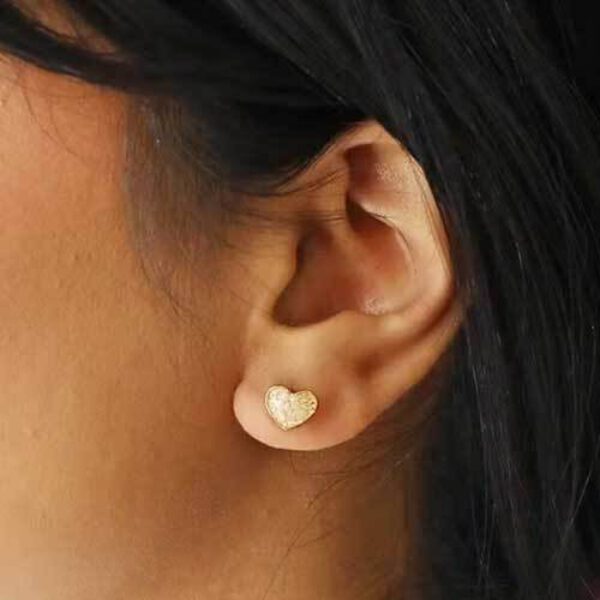 Bloom Webshop Schelp hart oorknopjes oorbellen in goud 1