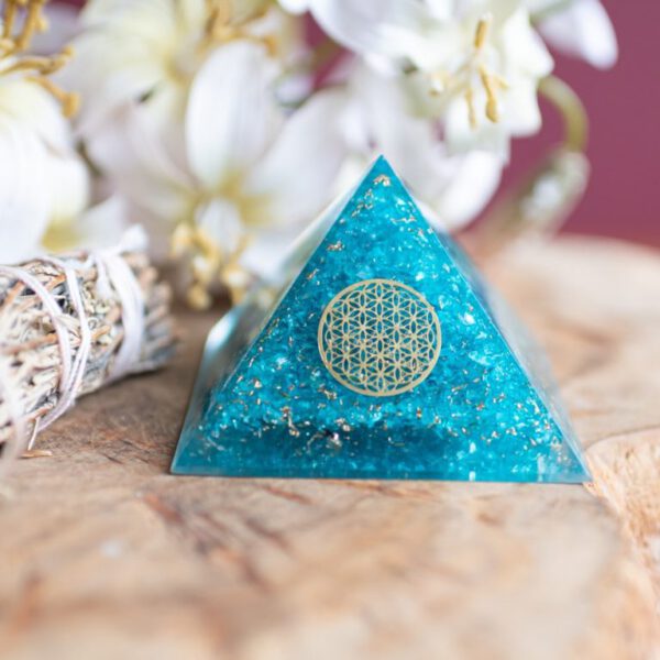 Bloom Webshop Orgonite Piramide Topaas 2